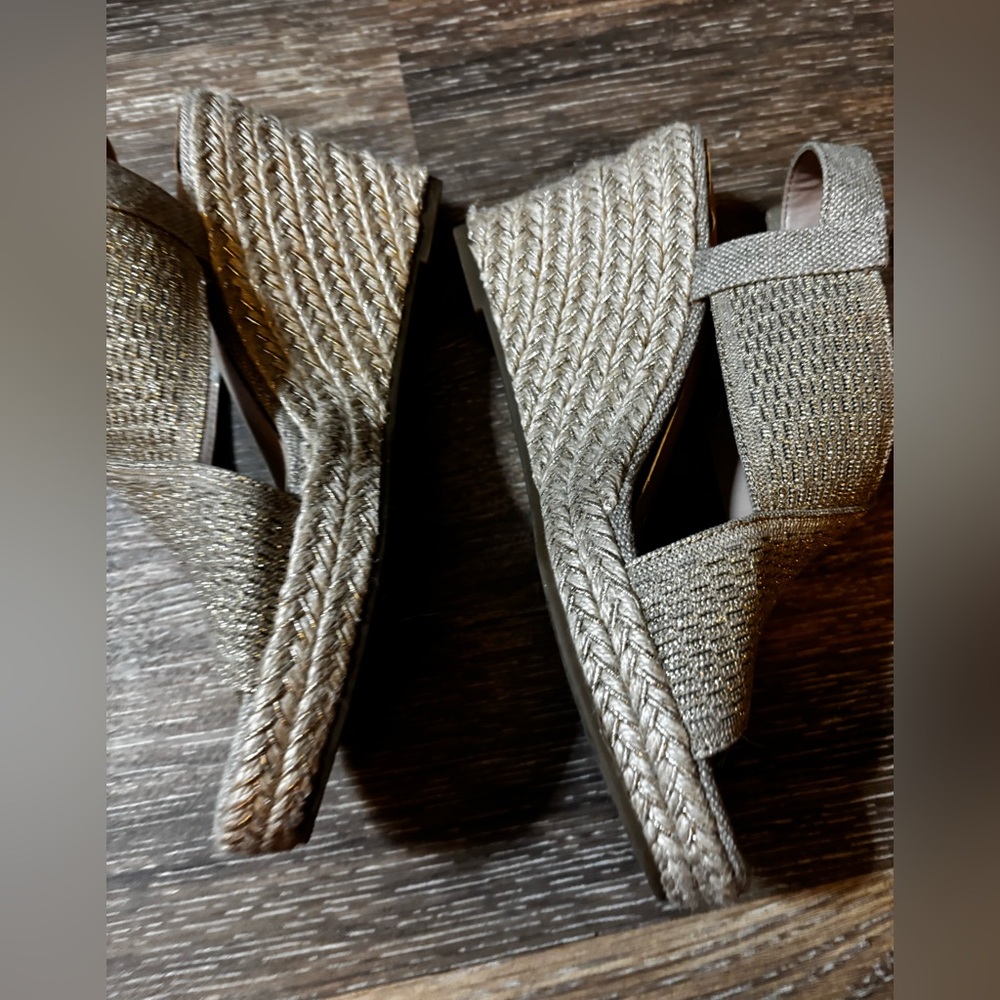 Bandolino Women's sandals shimmering Gold Wedges 7.5 M - Picture 5 of 9